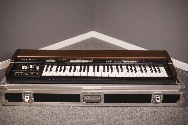 U ROLAND VK7